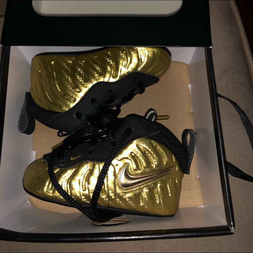 Gold foams